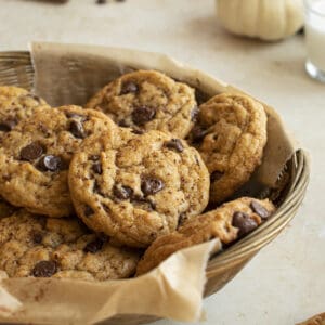 Baked cookies in a bowl.