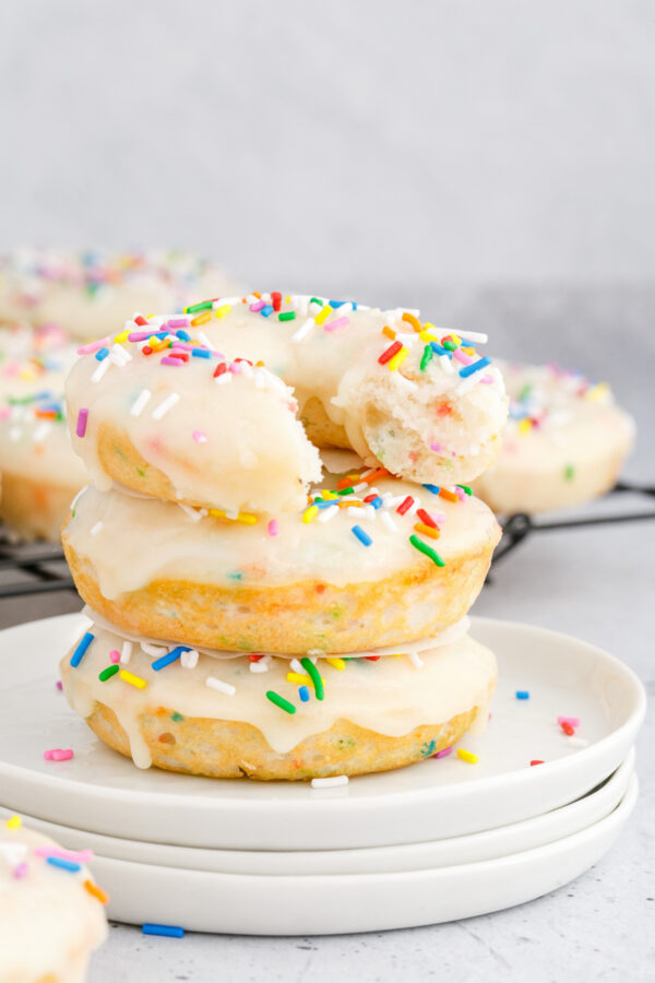 Low Fat Funfetti Cake Mix Donuts (2 ingredient batter) - Oh Snap Macros